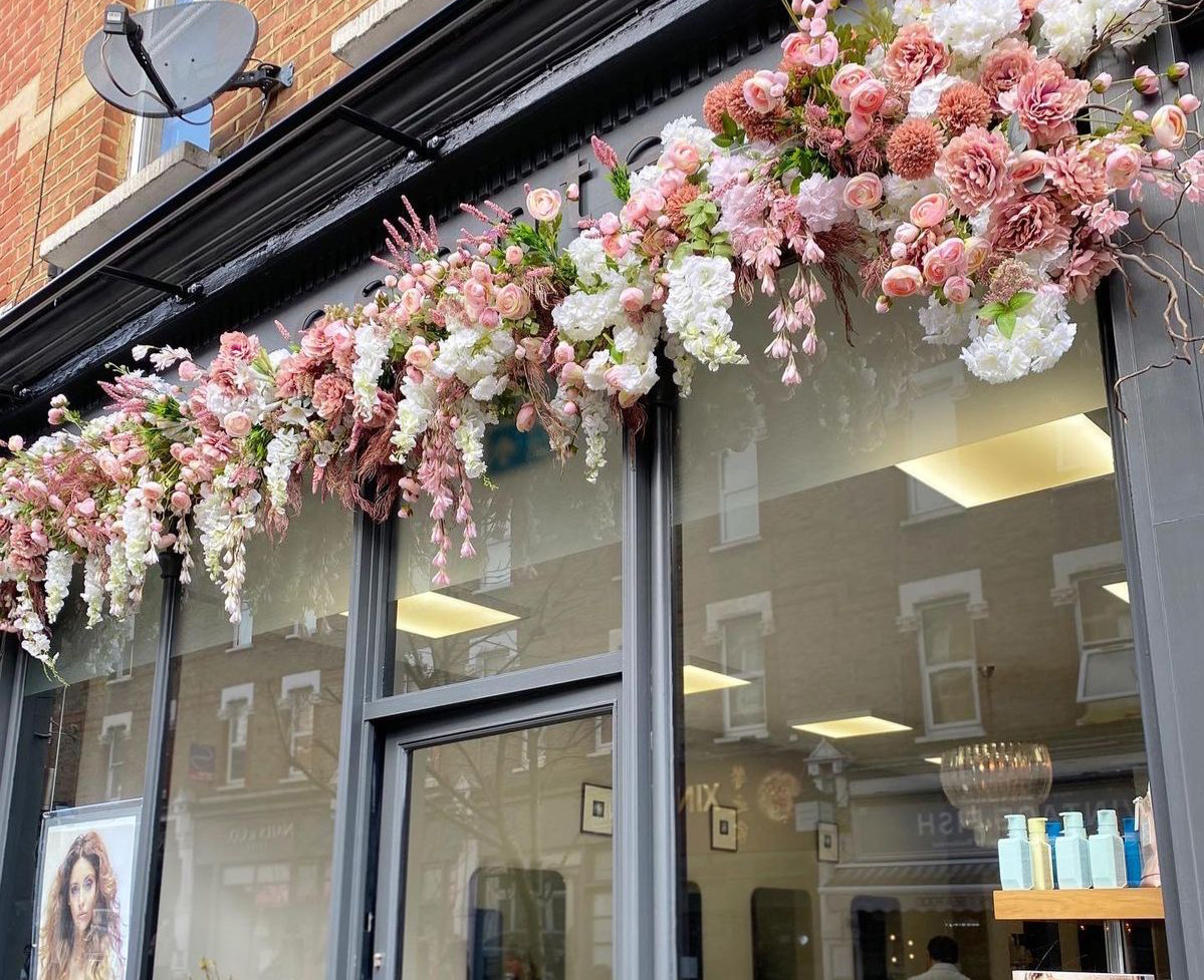 Fleurs vitrine boutique